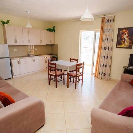 Sarah'S Apartments - 5 Min Walk To Beaches & Boulevard - Big Balcony! ساراندا المظهر الخارجي الصورة