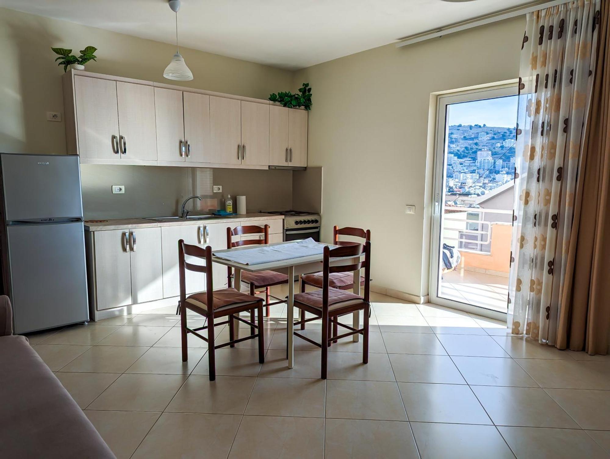 Sarah'S Apartments - 5 Min Walk To Beaches & Boulevard - Big Balcony! ساراندا المظهر الخارجي الصورة