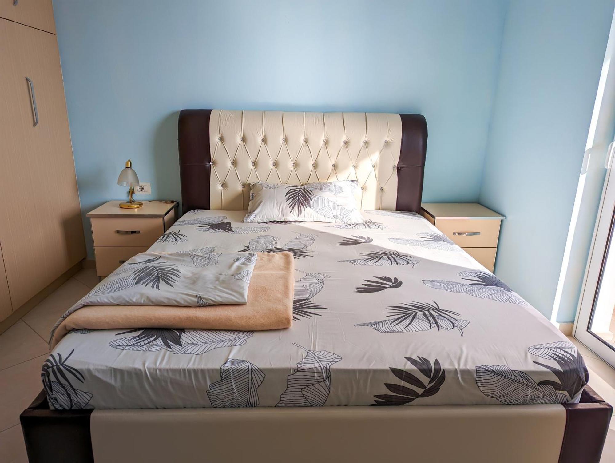 Sarah'S Apartments - 5 Min Walk To Beaches & Boulevard - Big Balcony! ساراندا المظهر الخارجي الصورة