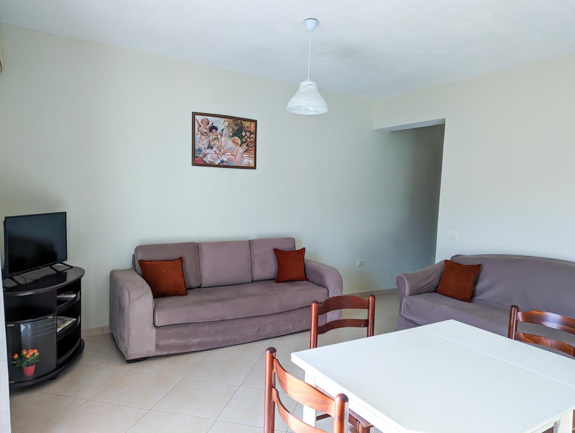 Sarah'S Apartments - 5 Min Walk To Beaches & Boulevard - Big Balcony! ساراندا المظهر الخارجي الصورة