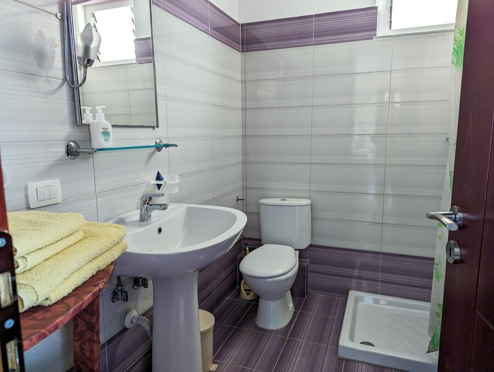 Sarah'S Apartments - 5 Min Walk To Beaches & Boulevard - Big Balcony! ساراندا المظهر الخارجي الصورة