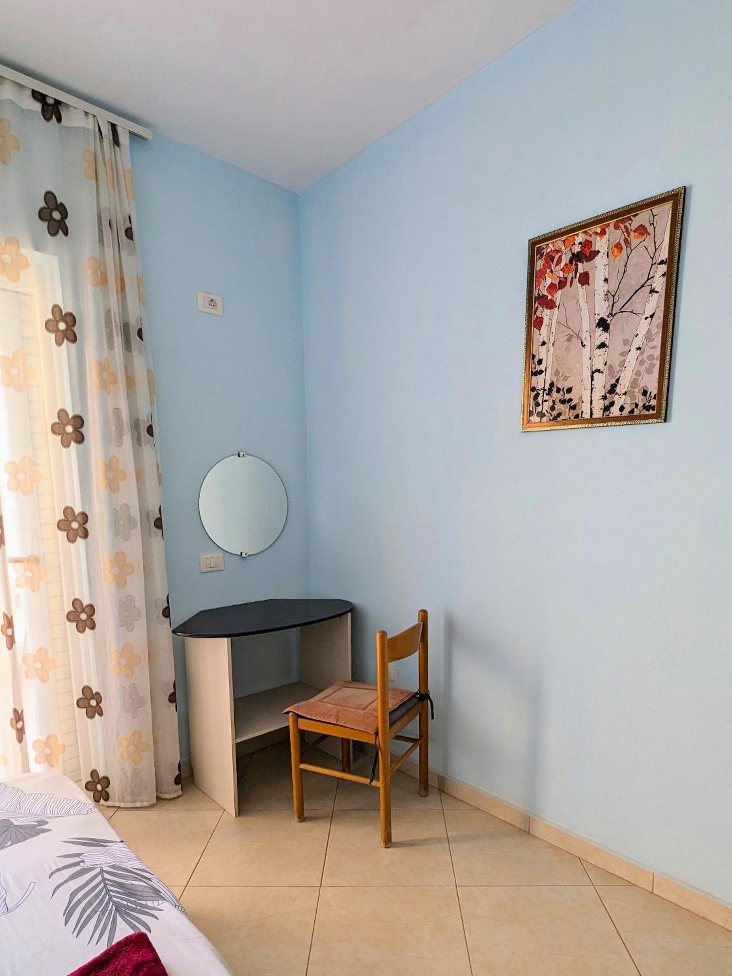 Sarah'S Apartments - 5 Min Walk To Beaches & Boulevard - Big Balcony! ساراندا المظهر الخارجي الصورة