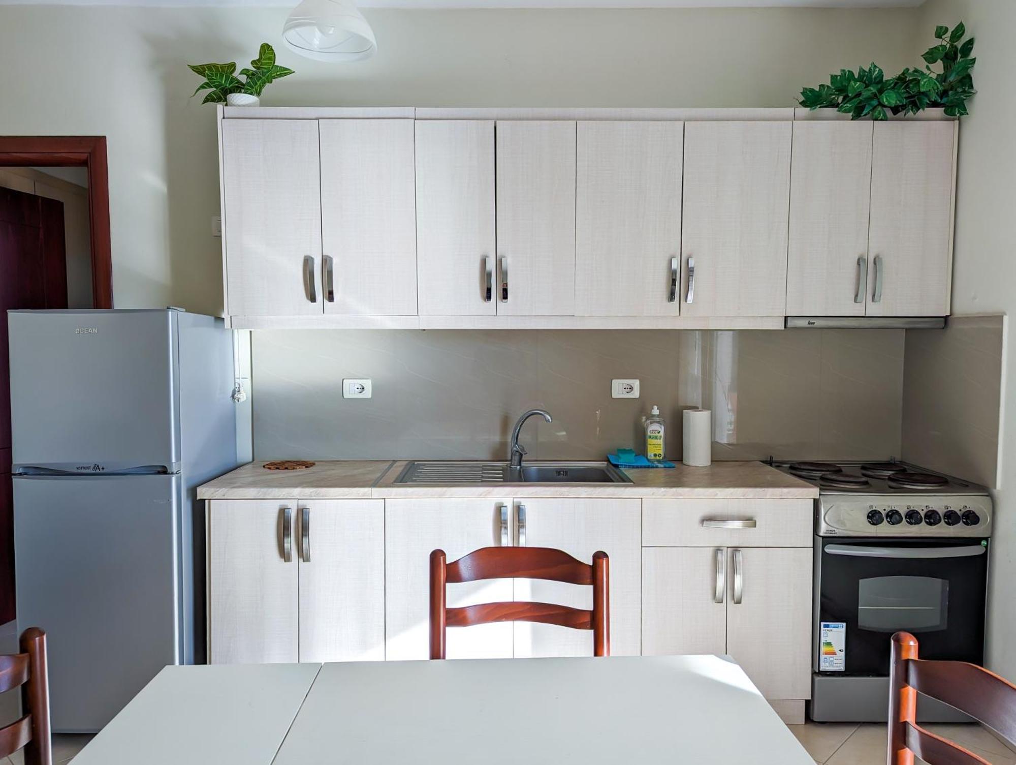 Sarah'S Apartments - 5 Min Walk To Beaches & Boulevard - Big Balcony! ساراندا المظهر الخارجي الصورة