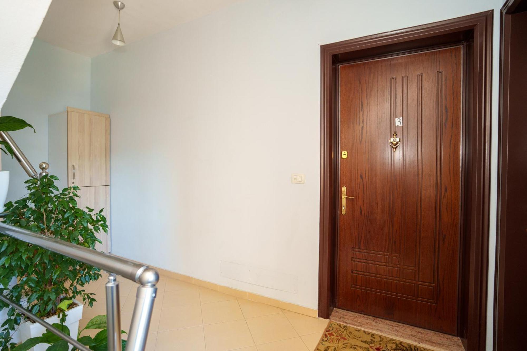 Sarah'S Apartments - 5 Min Walk To Beaches & Boulevard - Big Balcony! ساراندا المظهر الخارجي الصورة