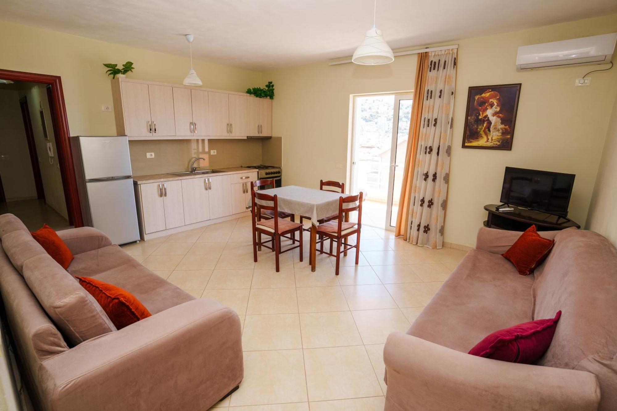Sarah'S Apartments - 5 Min Walk To Beaches & Boulevard - Big Balcony! ساراندا المظهر الخارجي الصورة