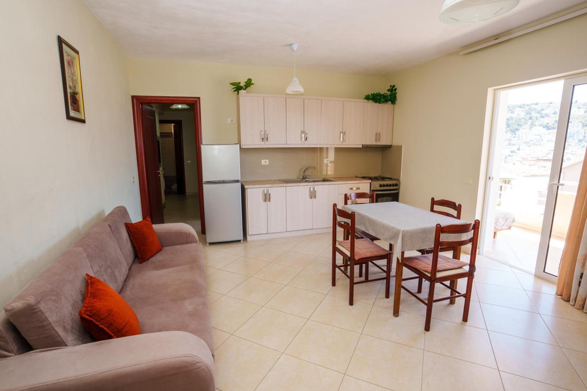 Sarah'S Apartments - 5 Min Walk To Beaches & Boulevard - Big Balcony! ساراندا المظهر الخارجي الصورة