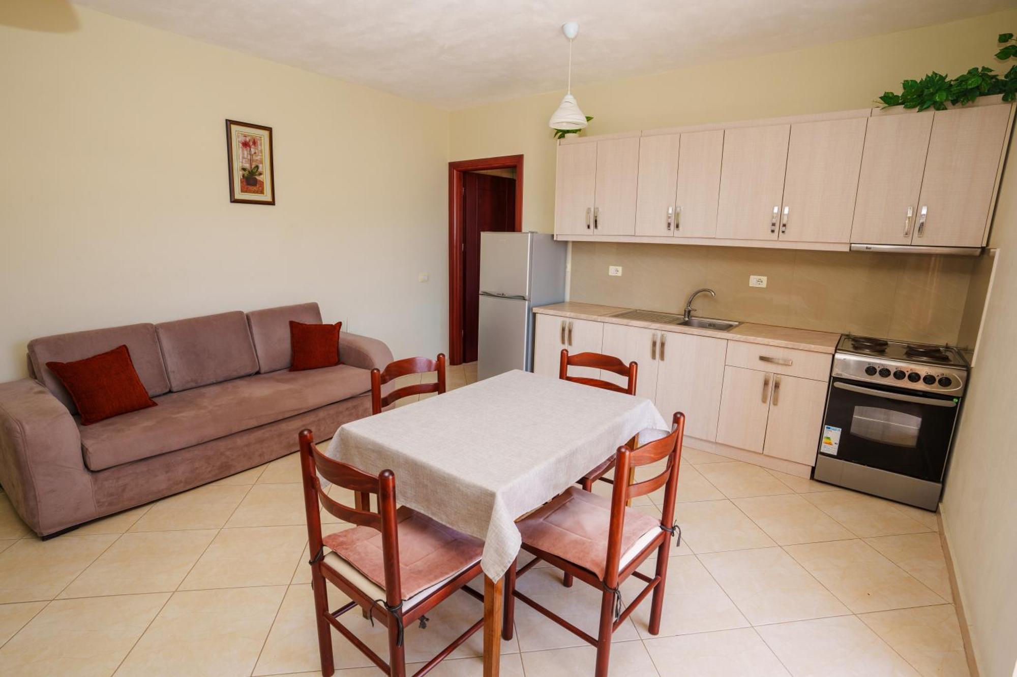 Sarah'S Apartments - 5 Min Walk To Beaches & Boulevard - Big Balcony! ساراندا المظهر الخارجي الصورة