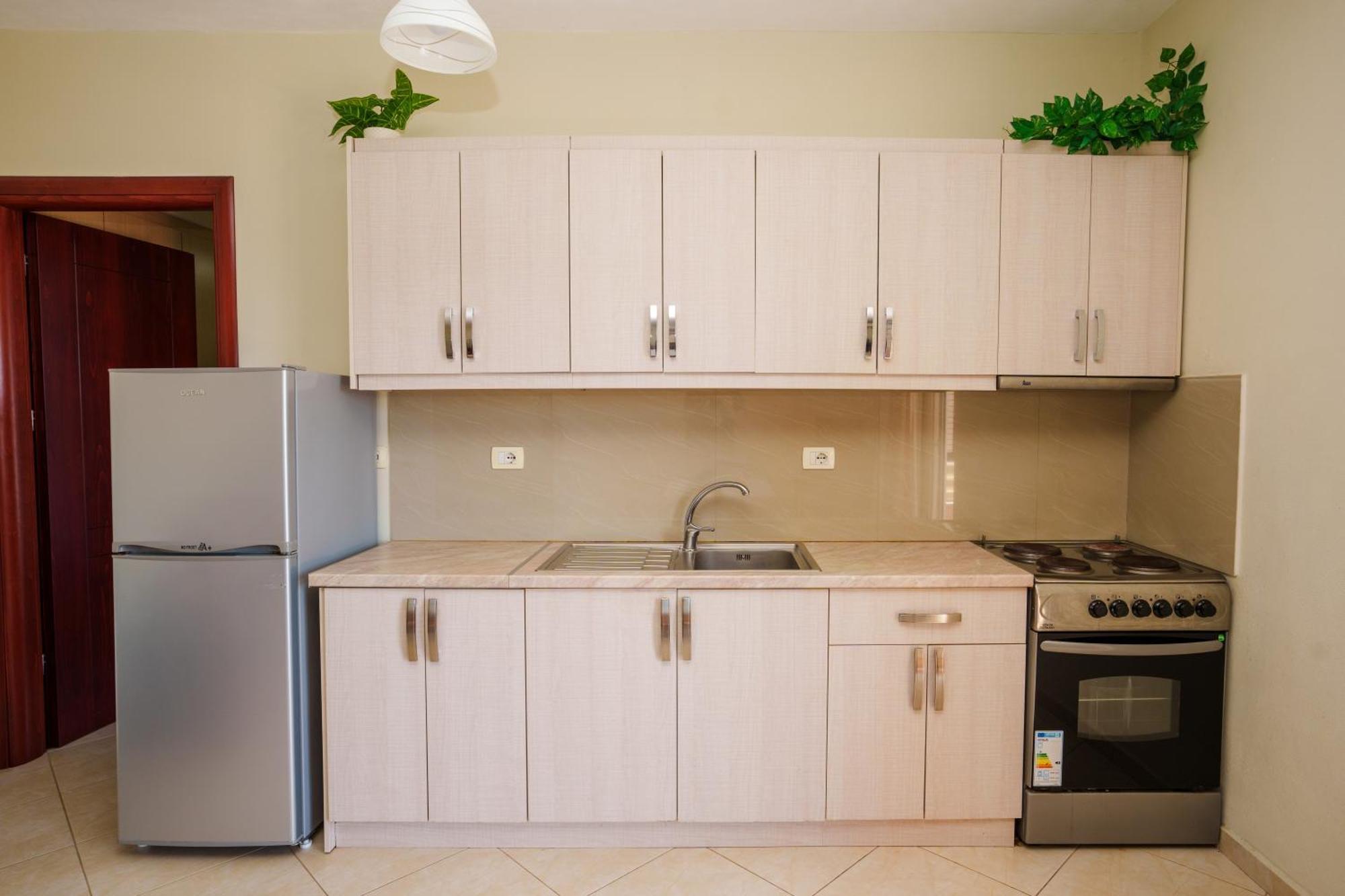 Sarah'S Apartments - 5 Min Walk To Beaches & Boulevard - Big Balcony! ساراندا المظهر الخارجي الصورة